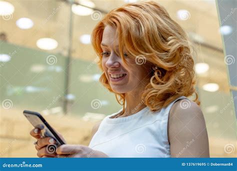 Mulher Que Usa O Telefone Celular No Shopping Imagem De Stock Imagem