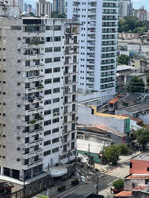 Sacadas De Pr Dio Residencial Desabam Em Bel M