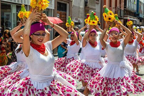 Cuenca Ecuador De Febrero De Desfile Durante El Carnaval De