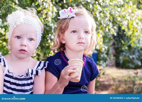 Recht Kleine Mädchen Schwestern Eiscreme Im Sommer Essend Stockbild Bild Von Glück Leute