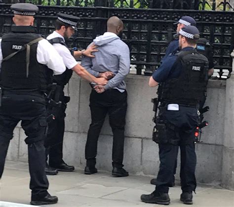 Detenido En Londres Un Hombre Con Un Cuchillo Cerca Del Parlamento