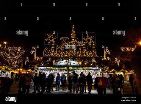 Vienne Autriche le 10 décembre 2017 Allumé Frohe Weihnachten Joyeux