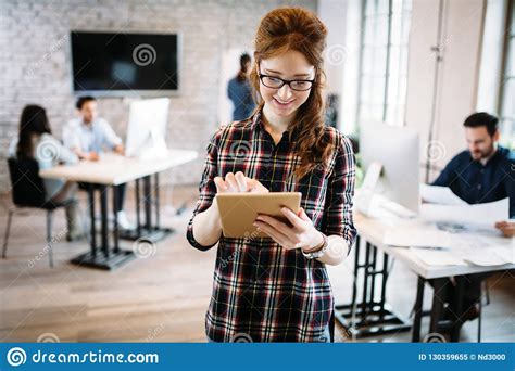 Arquitecto Atractivo Joven Que Trabaja En Oficina Moderna Imagen De