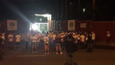 Spnet Em Protesto No Ct Torcida Pede Sa Da De Dorival E Quer