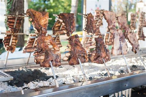 El Asado Argentino Tradicional Asó La Carne Asada a La Parrilla Cordero