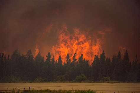 Canada Louest Du Pays Ravagé Par Les Flammes