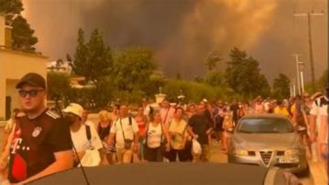 Rodi Brucia Turisti In Marcia Sotto Il Cielo Rosso Fuoco Dopo L