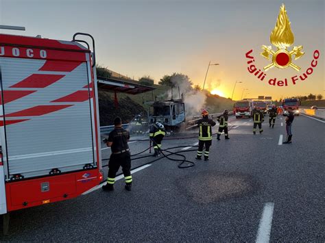 Lentate Sul Seveso Autocarro Prende Fuoco Intervengono I Pompieri