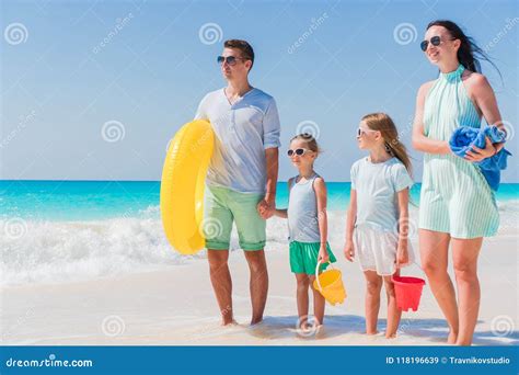 Familia Hermosa Feliz En Vacaciones Tropicales De La Playa Que Van A