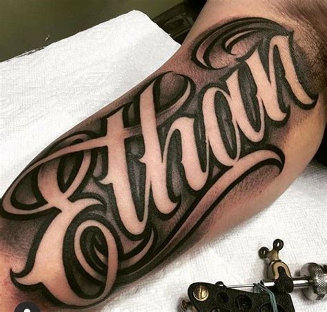 Sint Tico Foto Tatuajes De Letras En El Hombro Para Hombres Alta