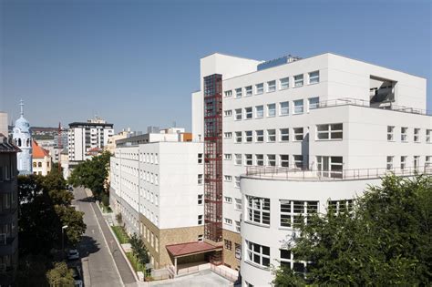 Rekonstruktion eines funktionalistischen Gebäude Bezrucova Bratislava