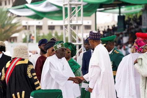 Bild zu Bola Tinubu als Präsident Nigerias vereidigt Bild 1 von 1 FAZ