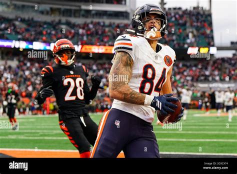Chicago Bears tight end Colston Loveland (84) breaks a tackle for a