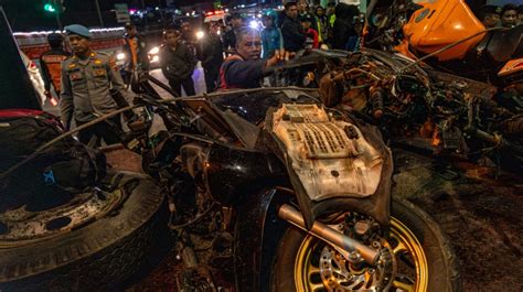 Kecelakaan Maut Mengerikan Truk Tabrak Mobil Dan Motor Di Exit Tol