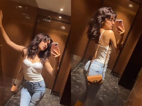 Washroom Diaries Avneet Kaur Is Busy Vibing Like A Queen See Viral