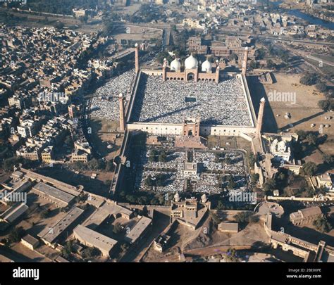 Lahore Badshahi Mosque Stock Photo - Alamy