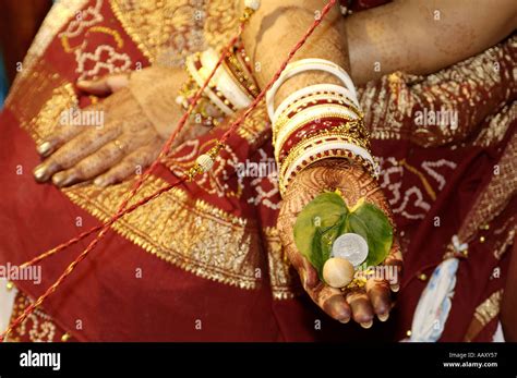 Hma70238 South Asian Indian Bride Holding Paan Betel Nut And Coin Of