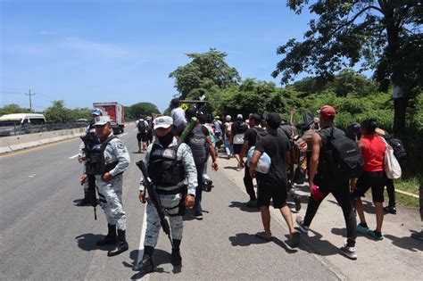 Ante Presuntos Abusos Del INM Decenas De Migrantes Inician Caravana