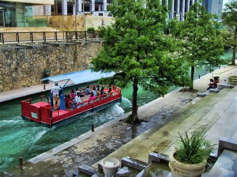 Monterrey, México: El Paseo Santa Lucía después del Huracán Alex