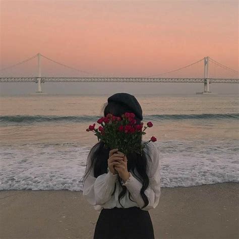 ˗ˏˋ 🌷 ˎˊ˗ 𝙿𝚒𝚗𝚝𝚎𝚛𝚎𝚜𝚝 𝚘𝚗 𝚑𝚢𝚞𝚗 Girl Hiding Face Korean Girl Photo Cute Korean Girl