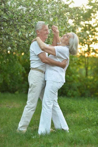 Retrato De Una Hermosa Pareja De Ancianos Bailando En El Parque Foto