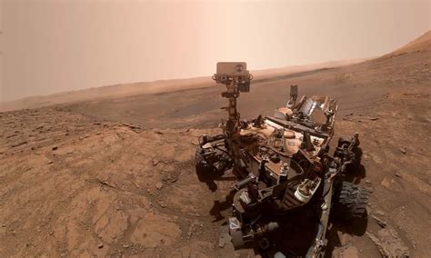 Curiosity Pose Sur Mars Devant Le Mont Mercou Et Signe Lun De Ses Plus