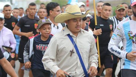 Vuelve Alexander Joven Que Corre Descalzo Retoma La Carrera Junto A