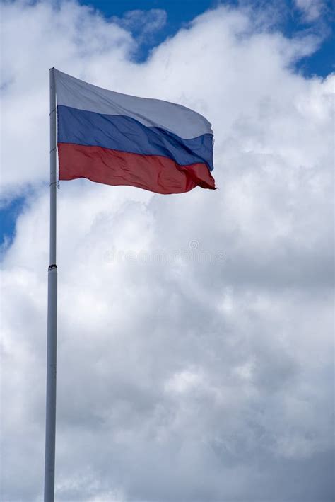 Bandera Tricolor Rusa Ondeando En El Viento Contra Un Cielo Nublado