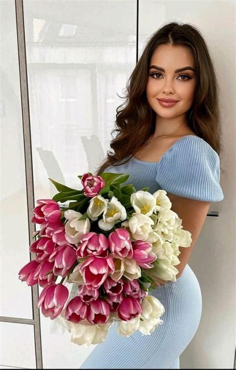Pin on Девушки с цветами.