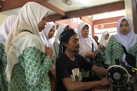 Inovatif KKN Unisnu Jepara Desa Troso Gelar Workshop Produksi Blangkon