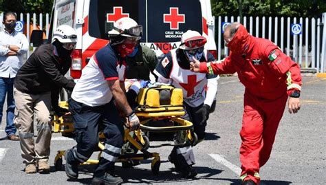 VIDEO Captan a paramédico de la Cruz Roja robarle a mujer sin vida en