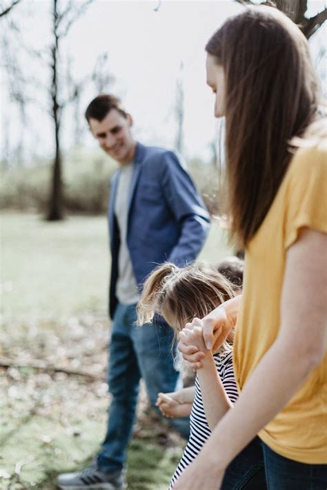 Sharon Woods Metro Park Spring Family Photoshoot - Ariel Kuhn Creative | Family photoshoot ...