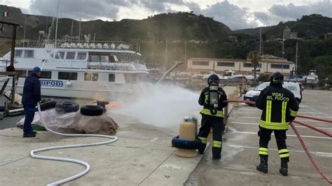 Esercitazione Antincendio Al Porto Di Tropea Simulato Un Rogo A Bordo