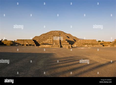 La Pirámide De La Luna La Pirámide De La Luna En Teotihuacán Cerca