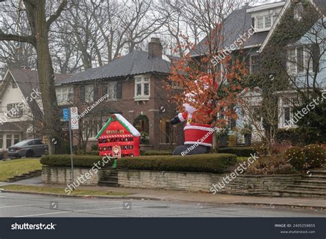 Toronto S Most Iconic Posse Of Giant Inflatable Santas At Kringlewood