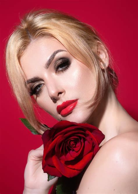 Maquillaje Brillante Labios Rojos Con L Piz Labial Rojo Retrato De