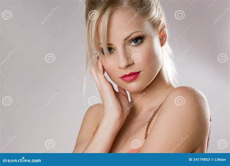 Jeune Femme Blonde Attirante Image Stock Image Of Yeux Lipstick