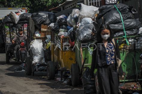 PENUMPUKAN SAMPAH DI BANDUNG ANTARA Foto