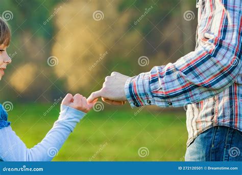 De Belles Mains De Parents Et D Enfants En Plein Air Dans Le Parc Image