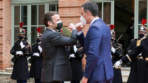 Sánchez descarta tras la cumbre con Macron que los restos de Azaña