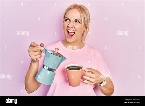 Une Jeune Femme Blonde Boit Une Tasse De Caf Frais En Col Re Et Folle Criant Frustr E Et