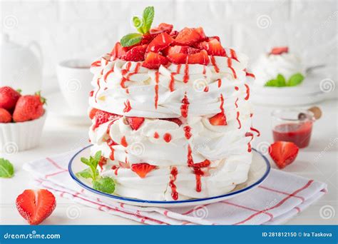 Tarta Enlosada Pavlova Con Salsa De Fresas Frescas Y Crema Batida Sobre