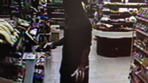 Fort Myers Police Looking For Robbery Suspect