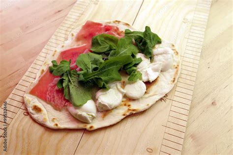 Foto Stock Piadina Con Prosciutto Crudo E Mozzarella Di Bufala Adobe