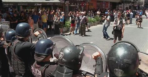 Masiva Marcha De La Cgt Contra El Dnu En Buenos Aires La Policía