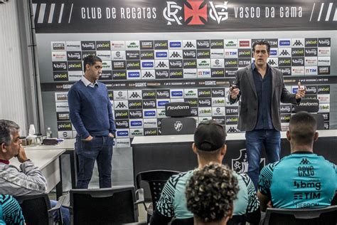 Paulo Bracks E Luiz Mello Se Re Nem Elenco Do Vasco Antes Do Treino