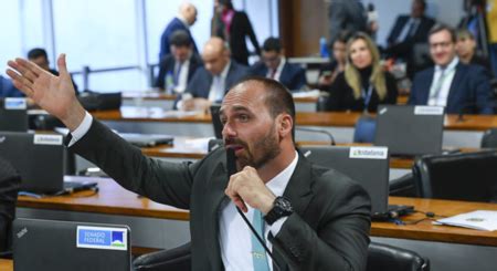 Eduardo Bolsonaro diz que operação contra irmão é ilegal e imoral e