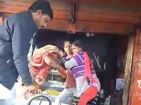 Video Of Fight Between Sister In Law And Sister In Law In Hardoi हरदोई में देवरानी जेठानी में