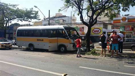 Micro Nibus Escolar Bate Em Rvore E Deixa Feridos Na Avenida Pedro Ii