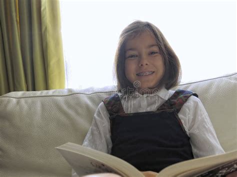 Livro De Leitura Da Menina Na Cadeira De Plataforma Imagem De Stock